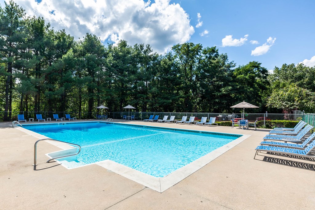 Refreshing Pool With Large Sundeck And Wi-Fi at Heritage at the River, Manchester