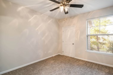 Unfurnished Bedroom at Kingwood Glen, Texas - Photo Gallery 4