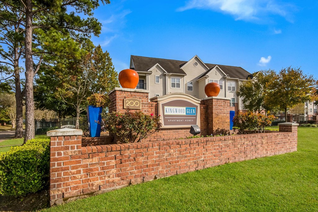 Welcoming Property Signage at Kingwood Glen, Kingwood, TX
