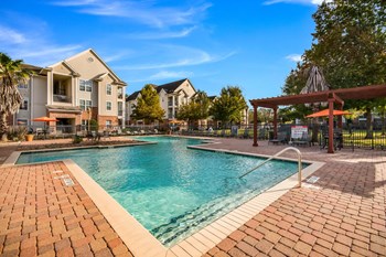 Pool With Sunning Deck Pool With Sunning Deck at Kingwood Glen, Texas, 77339 - Photo Gallery 3