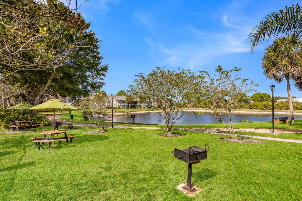BBQ and Picnic Area at Lakeside Glen Apartments, Florida