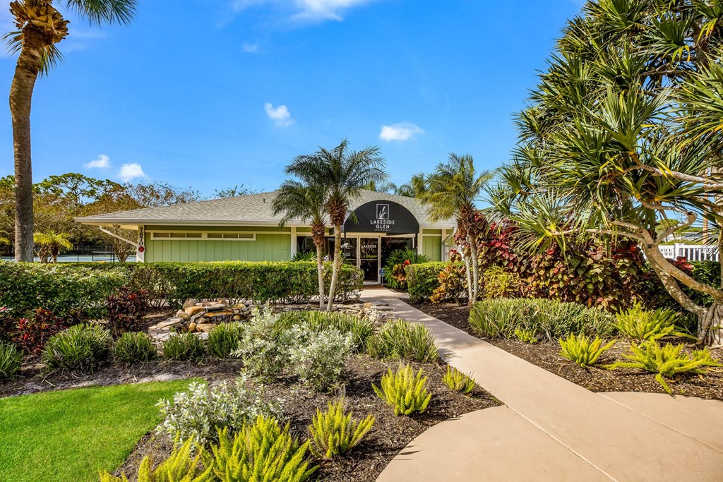 Lush Landscaping at Lakeside Glen Apartments, Florida, 32904