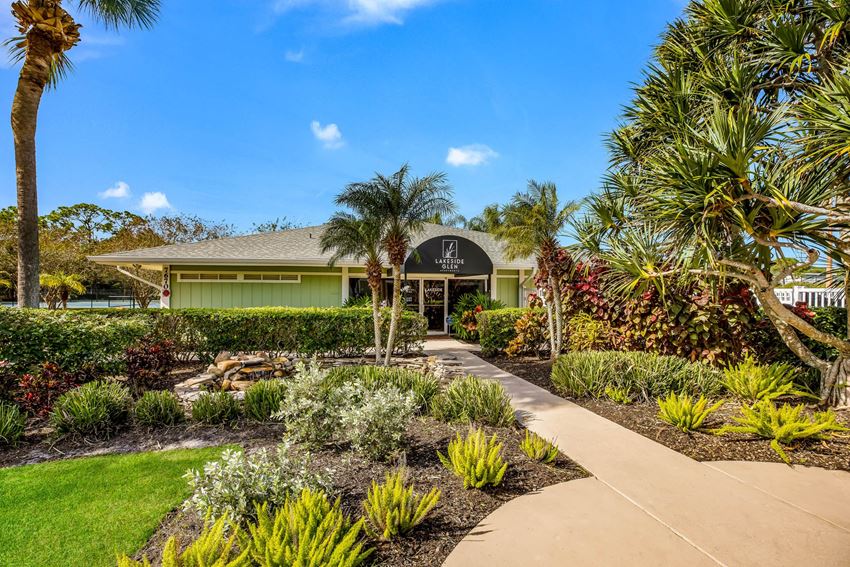 Lush Landscaping Lush Landscaping at Lakeside Glen Apartments, Florida, 32904