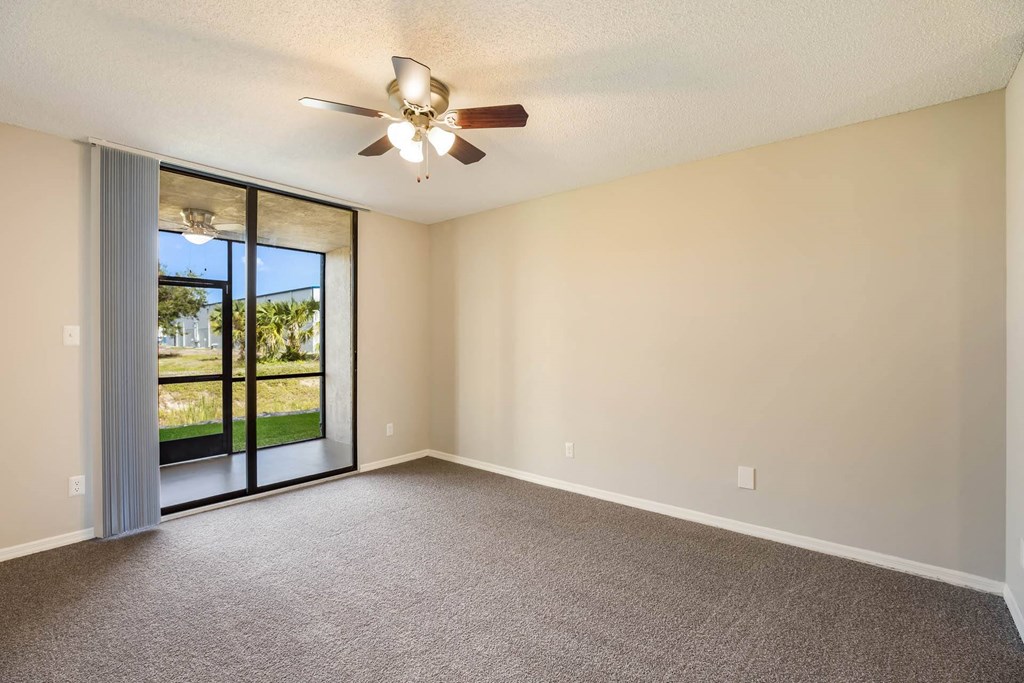 Living Room with Ceiling Fan at Lakeside Glen Apartments, Melbourne, 32904