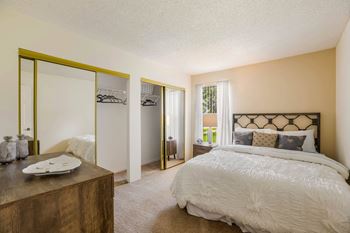 Bedroom with Multiple Closets at Lakeside Glen Apartments, Melbourne, 32904