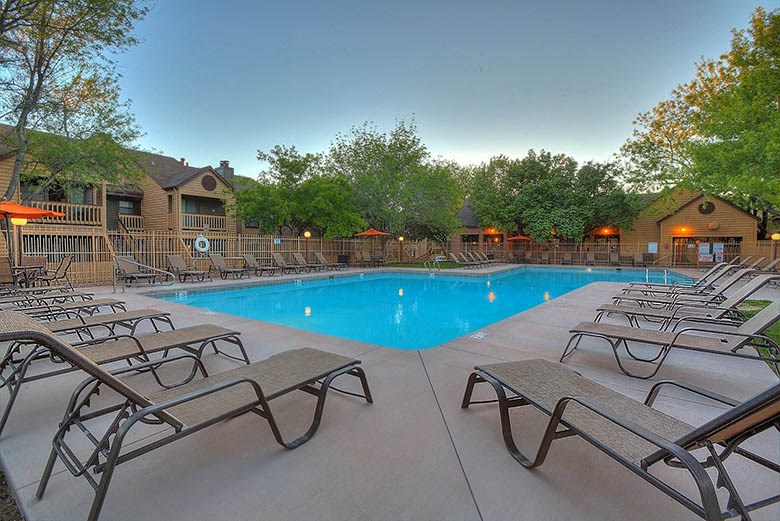 Swimming Pool With Relaxing Sundecks at Mountain Run Apartments, Albuquerque, NM
