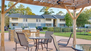 Outdoor BBQ Grill Area at River Crossing Apartments, Thunderbolt, GA - Photo Gallery 4