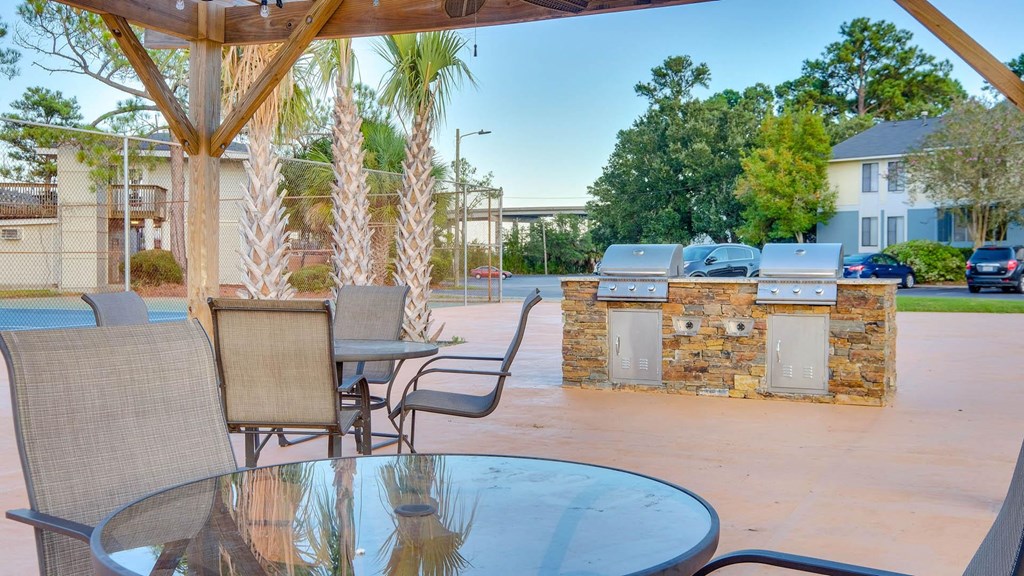 Picnic Seating Area at River Crossing Apartments, Georgia, 31404