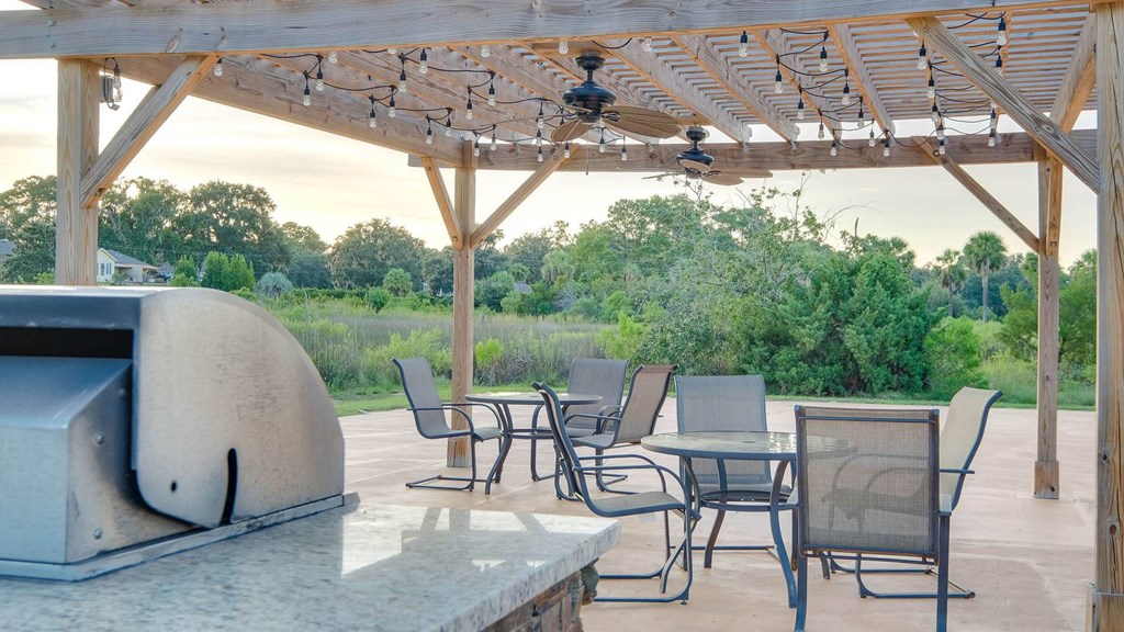 BBQ and Picnic Area at River Crossing Apartments, Thunderbolt