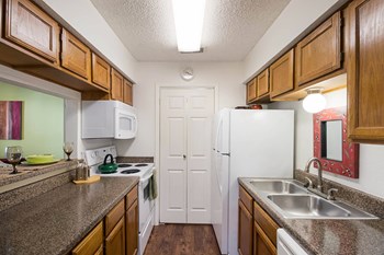 Fully Equipped Kitchen Fully Equipped Kitchen at The Glen, Lewisville, 75067 - Photo Gallery 3