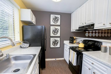 Fully Equipped Kitchen at Union Heights Apartments, Colorado Springs, 80918 - Photo Gallery 3