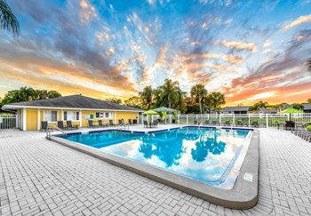 Swimming Pool view with skyline Swimming Pool view with skyline at Lakeside Glen Apartments, Melbourne, FL - Photo Gallery 5