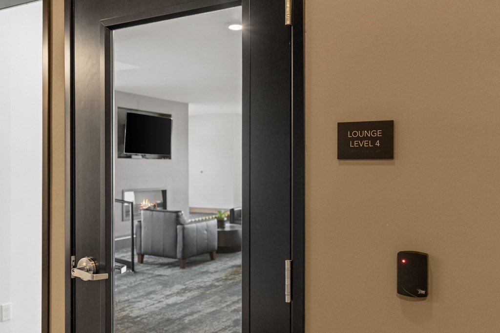 A sign on the wall reads "LOUNGE LEVEL 4".