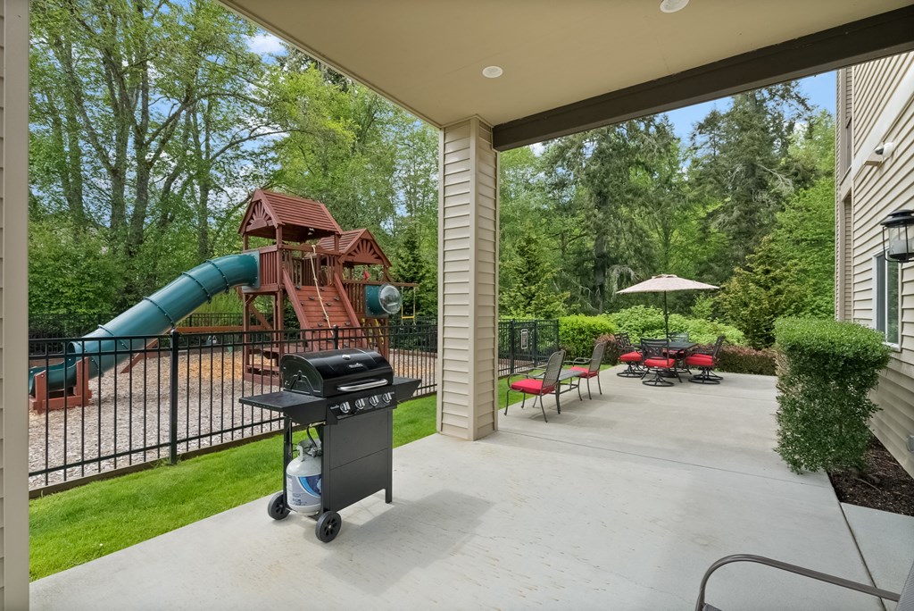 the retreat at thousand oaks covered patio with grill and playground