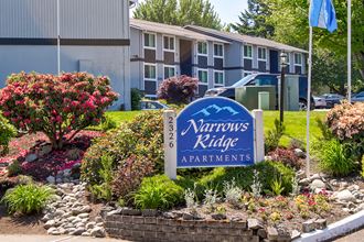 the sign for narrows ridge apartments in front of a garden