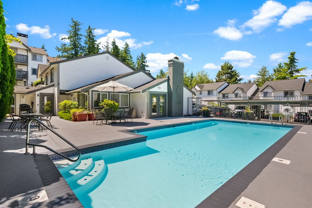 the preserve at ballantyne commons pool and apartment buildings