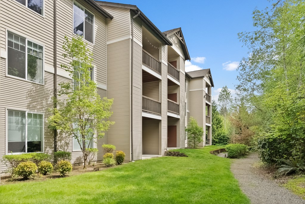 the preserve at ballantyne commons apartments courtyard and exterior
