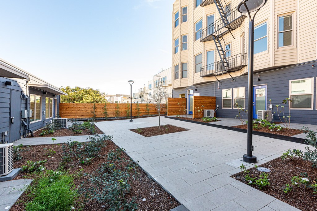 the courtyard at the flats at big bear city apartments