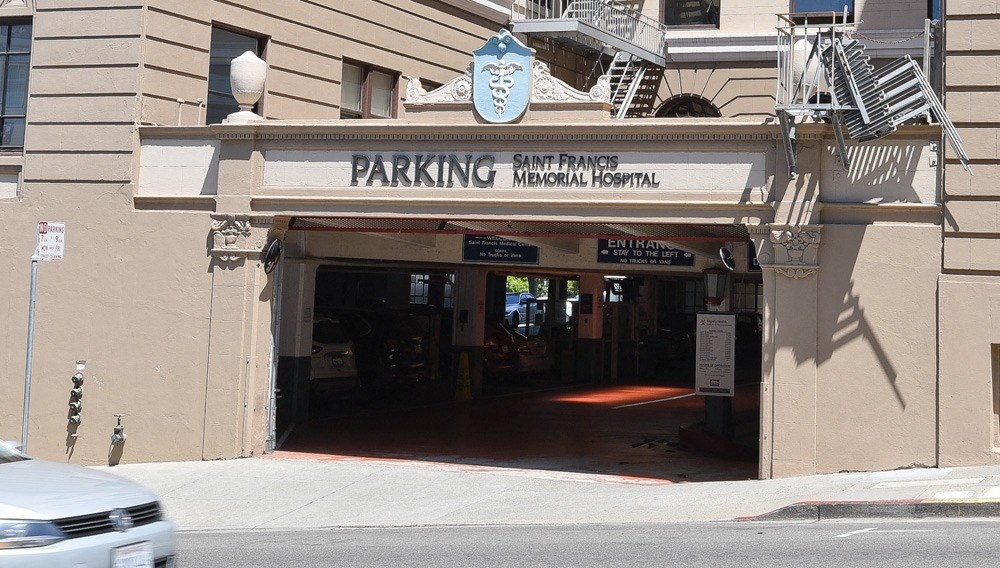 a parking garage on the side of a city street