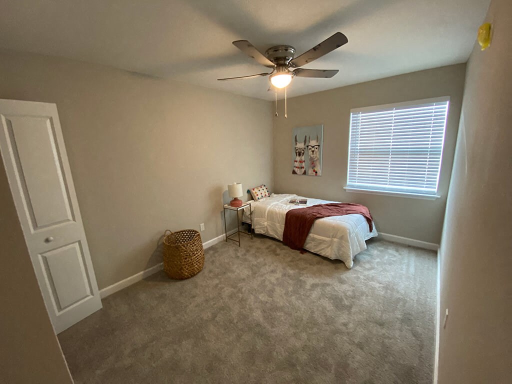 Bedroom With Ceiling Fan at Auburn Glen Apartments, Jacksonville, Florida
