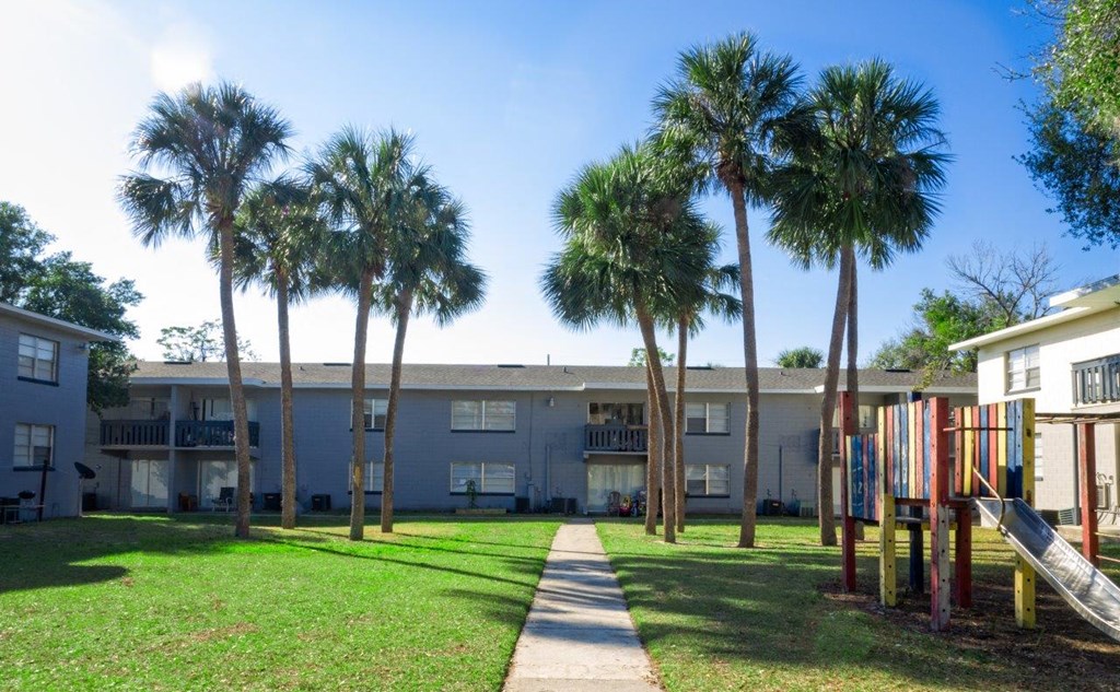 Courtyard Green Space at Hibiscus Place Apartments, Orlando, FL