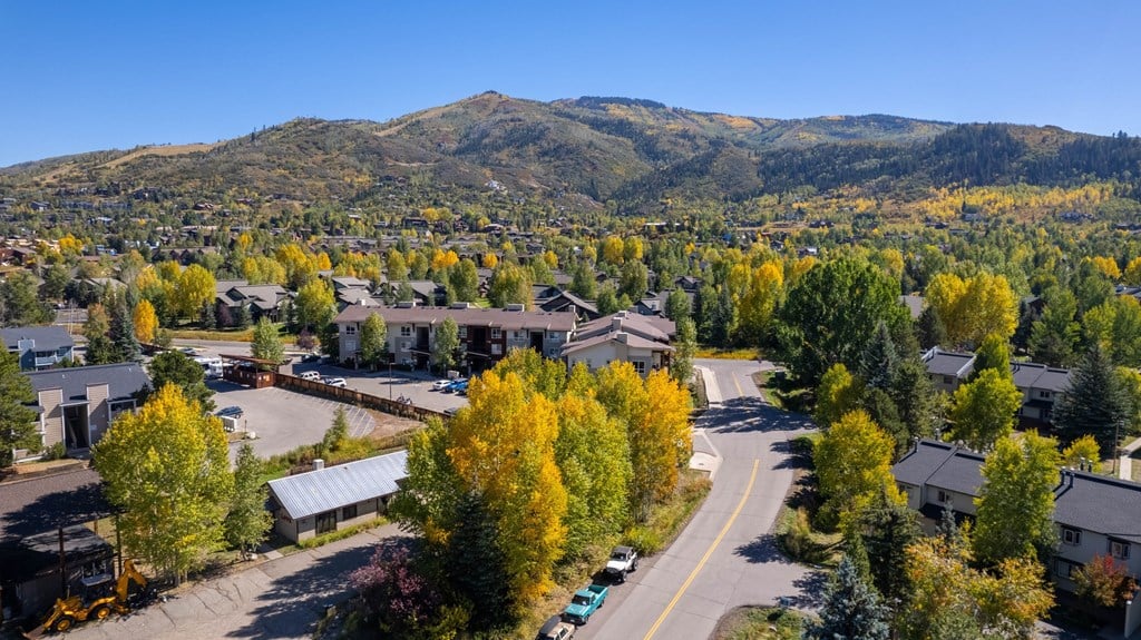 A mountainous area with houses and trees.