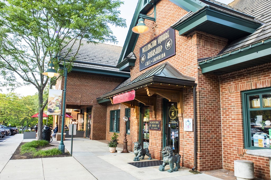A brick building with a green awning and a sign that says "Mellonium Vulner".