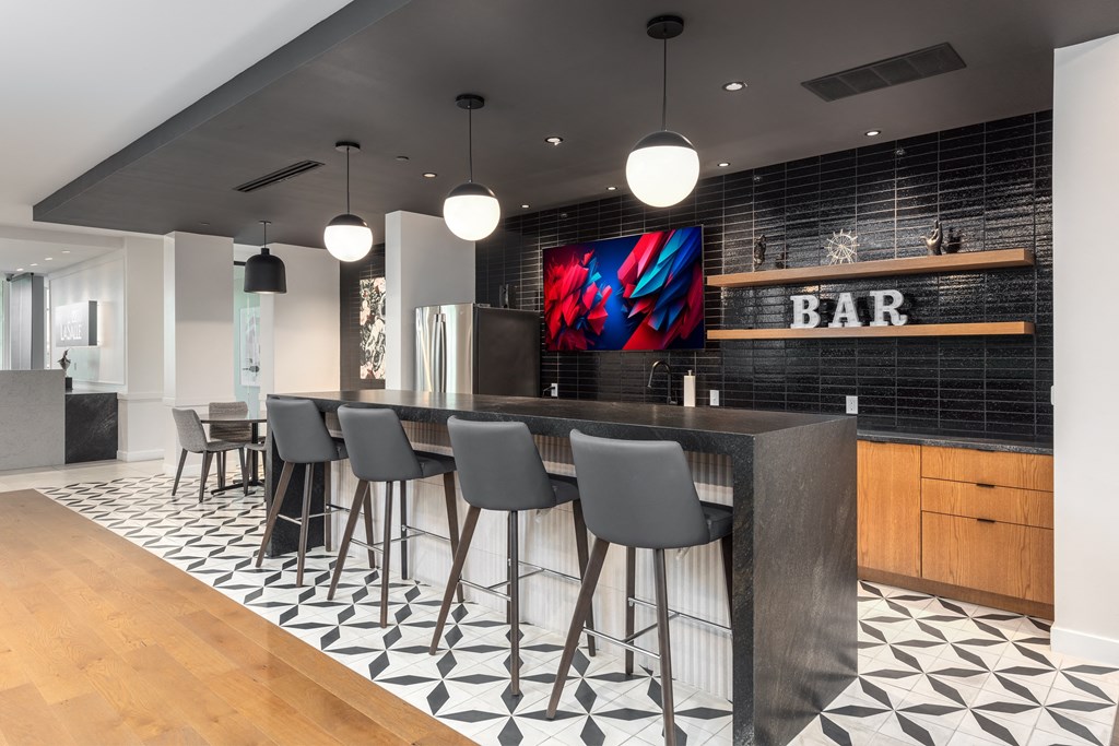 2200 Lasalle resident bar with TV at 2200 LaSalle Apartments, St Louis, MO