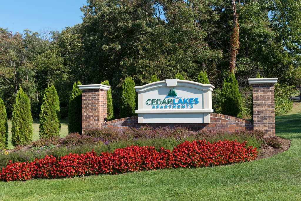 the sign at the entrance to the green lakes apartments sign
