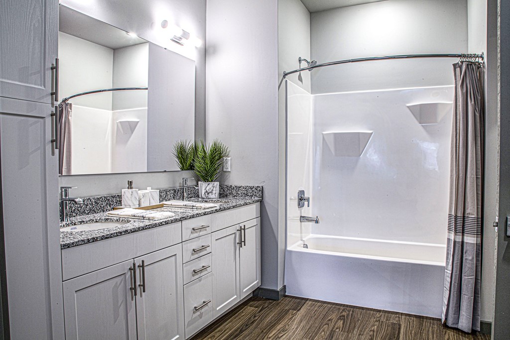 Bathroom With Bathtub at Heartland View Apartments, Wentzville