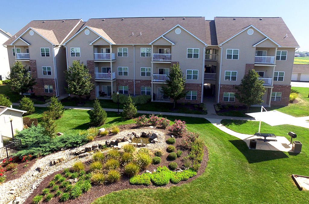 exterior courtyard with landscaping  at Villas At Crystal Lake, Swansea, 62226