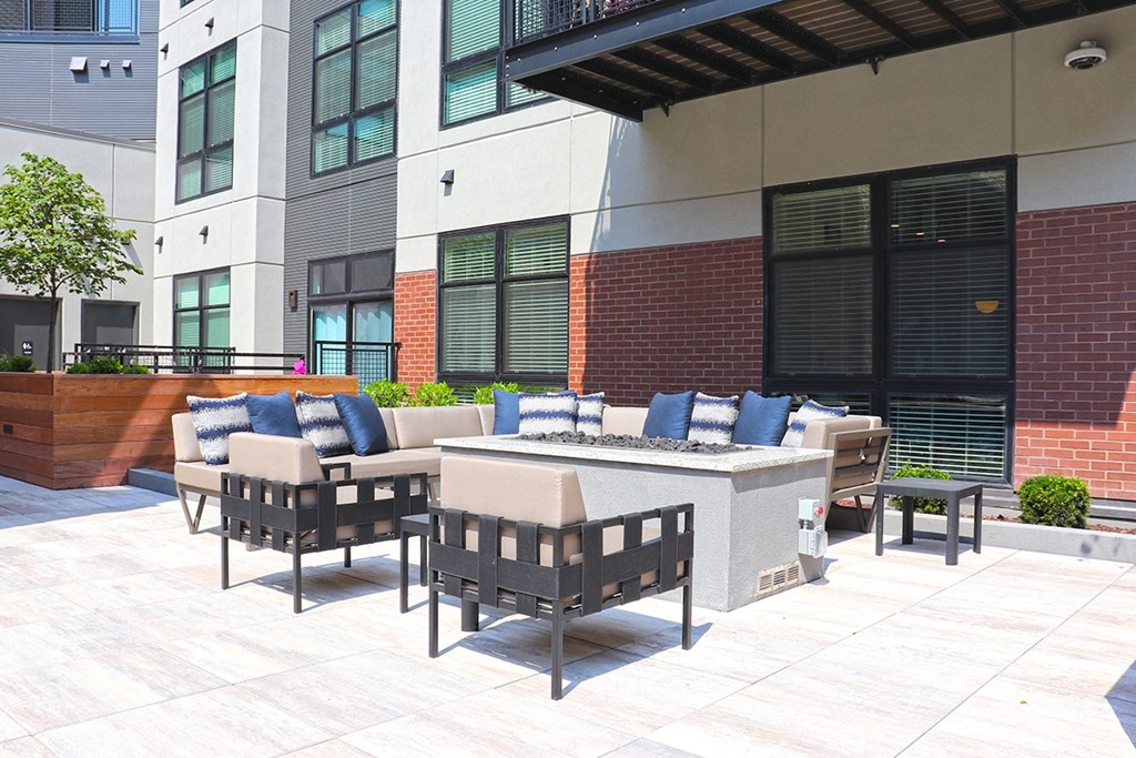 Poolside Lounge at Wildhorse Apartments, Missouri, 63017