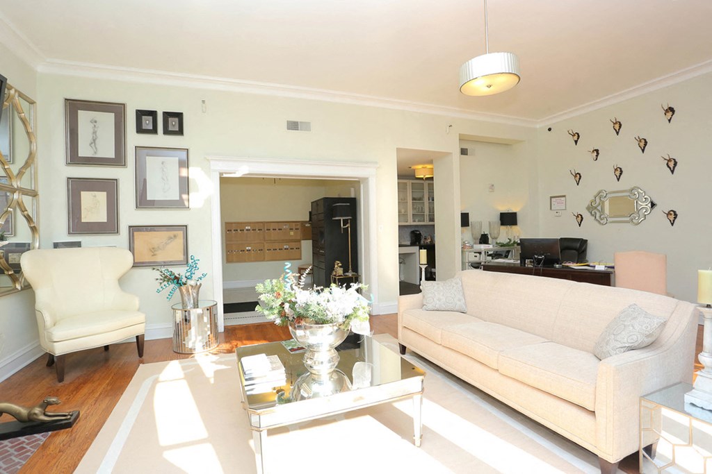 York House drawing room with seating at York House, Saint Louis, 63108