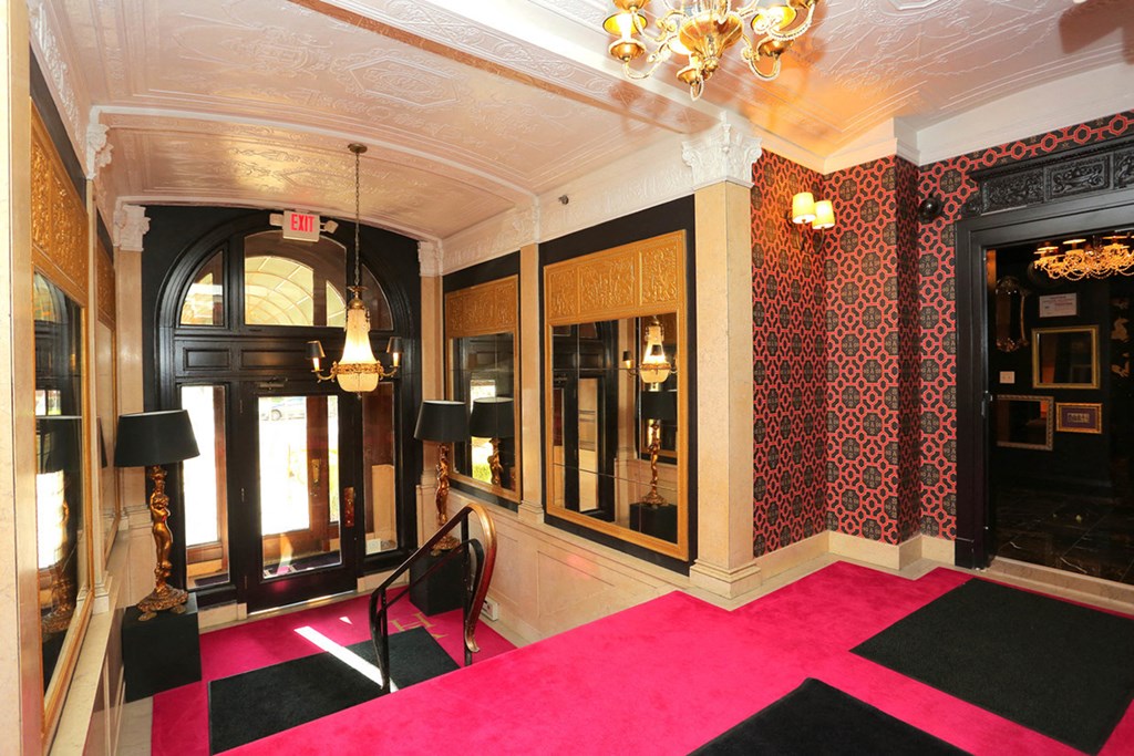 York House lobby entrance at York House, Saint Louis, 63108