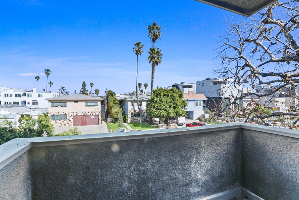 the view from the top of the balcony overlooking the city and palm trees