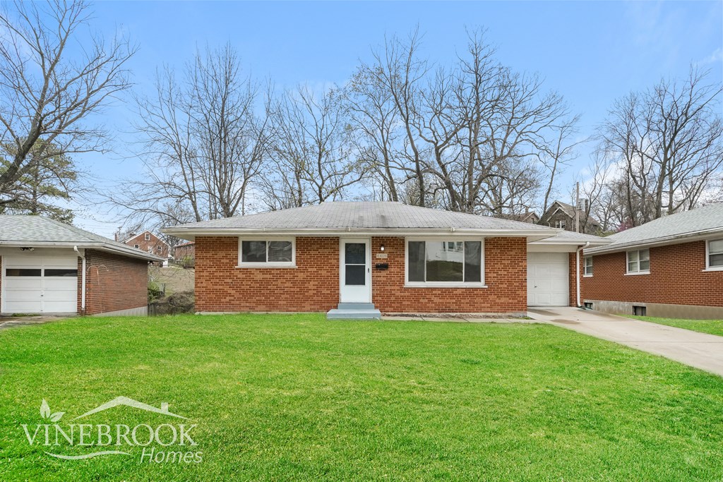 A Vinebrook Homes house with a front yard.