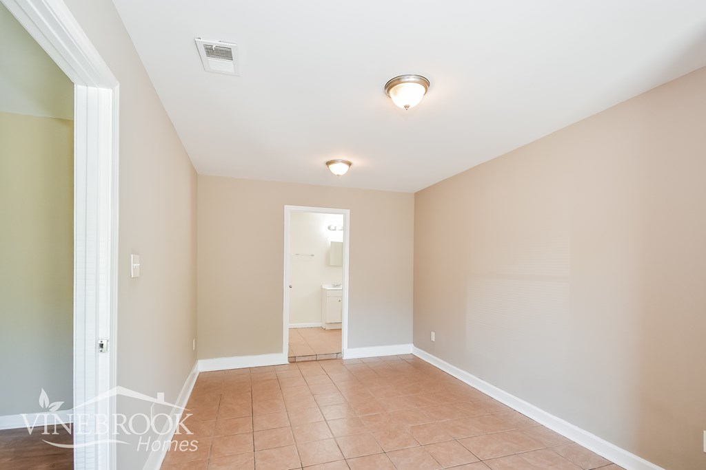 A room with a tiled floor and a ceiling light.