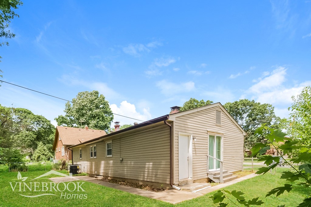 the view of the cottage from the backyard