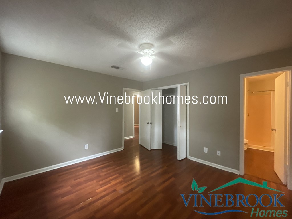 the living room and dining room are empty and ready for renting