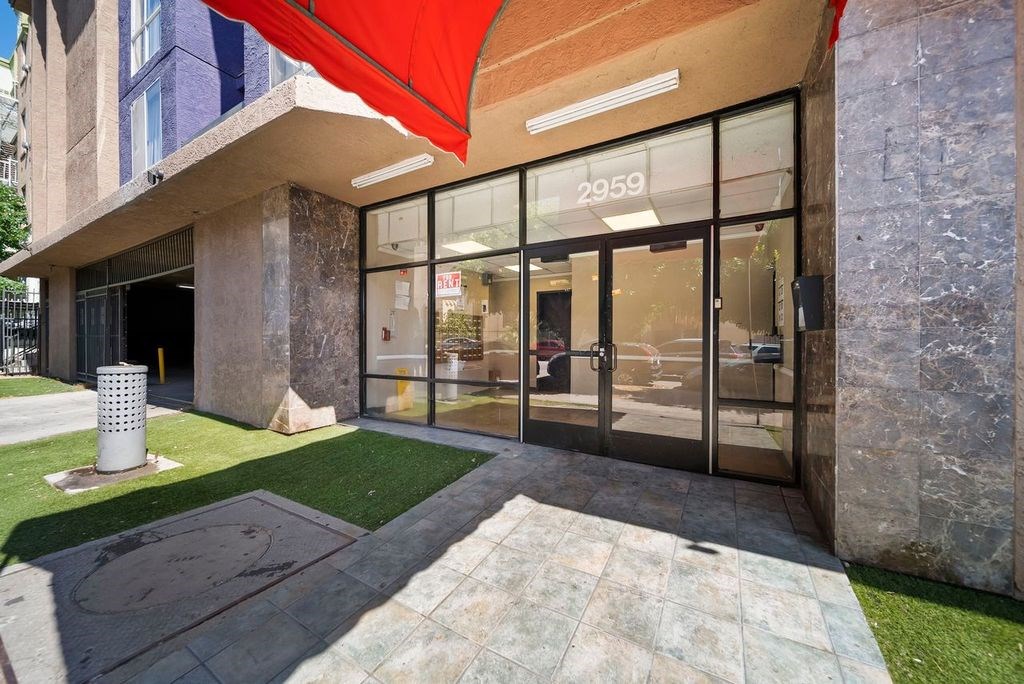 The image shows a building with the number 2959 on it.