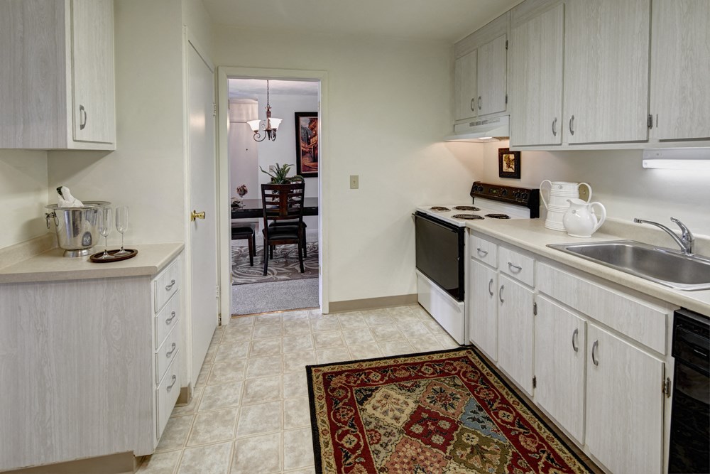 Classic kitchen with large pantry,  electric stove, dishwasher, and fridge at Kings Gate West Apartments, Camillus