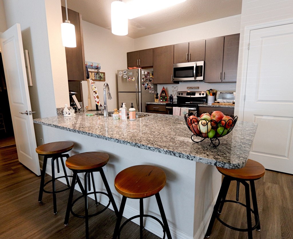 Breakfast Bar and Kitchen