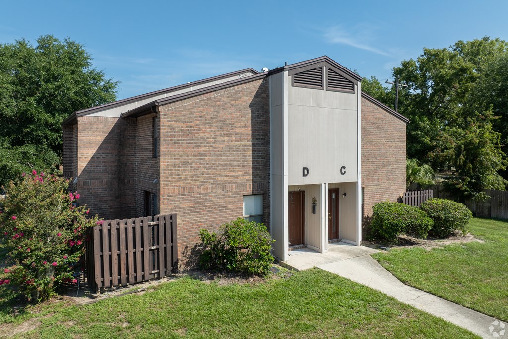 A small building with the letters "DC" on the front.