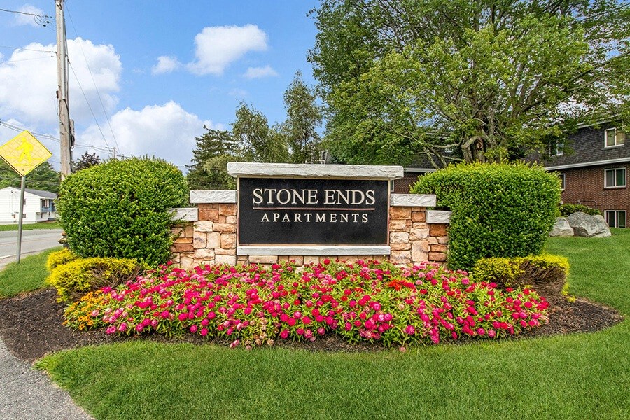 Property entryway at Stone Ends apartments in Stoughton, MA