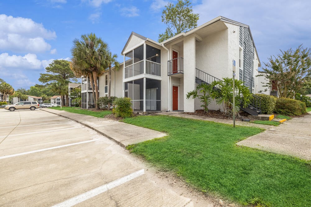 Apartment exterior at Vue at Baymeadows Apartments in Jacksonville, Florida