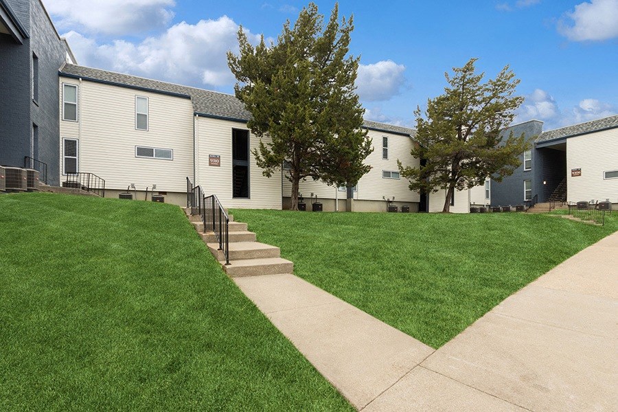 Exterior Community Building and Landscape at Parc at Creekside Apartments in Kansas City, MO.
