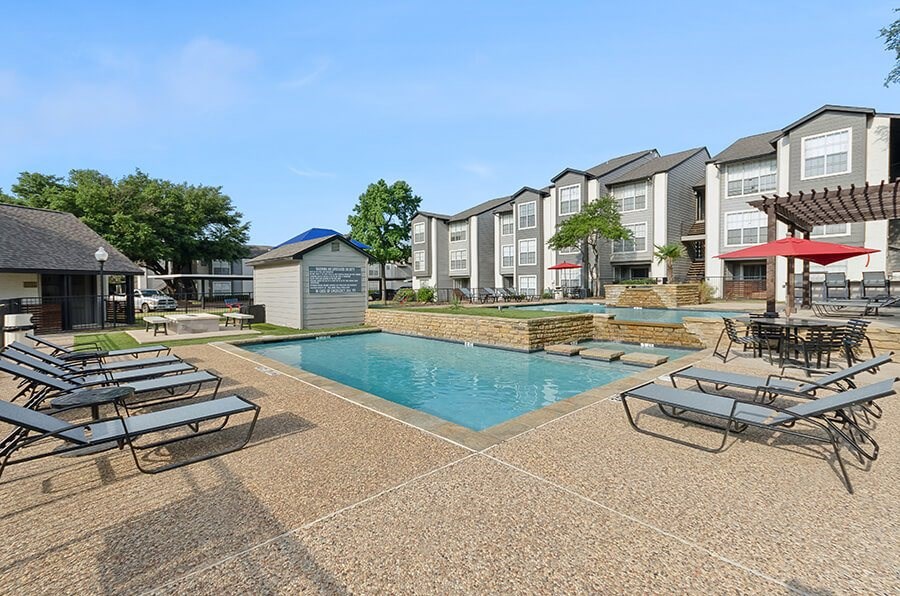 Community Swimming Pool and Hot Tub at Cobblestone Apartments located in Arlington, TX.