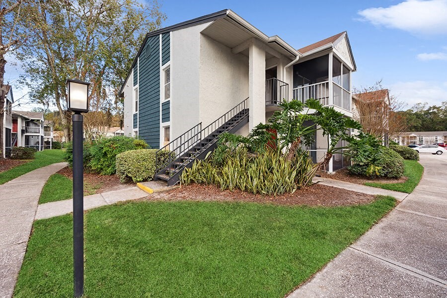 Exterior Community Building and Landscape at Vue at Baymeadows Apartments in Jacksonville, FL.