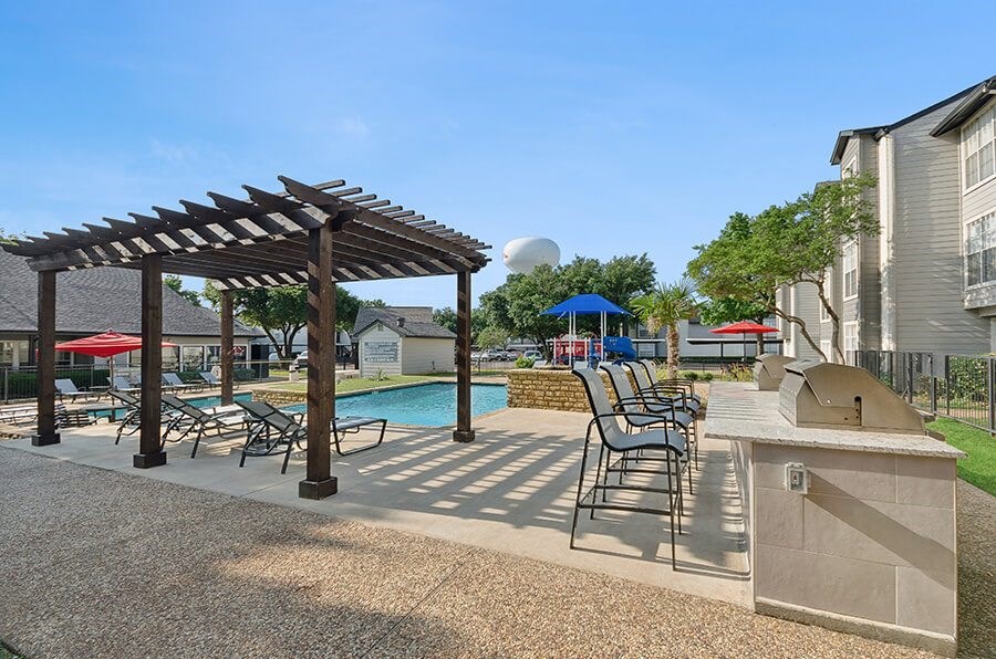 Community Grilling Stations and Pool Area at Cobblestone Apartments located in Arlington, TX.