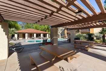 Poolside picnic area - Photo Gallery 10